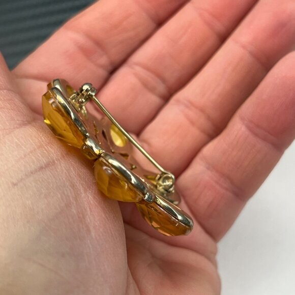Vintage Trifari Yellow Faceted & Clear Acrylic Flower Gold Tone Brooch - Picture 7 of 10
